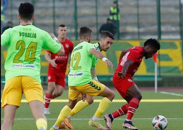 شباب بلوزداد يفوز على شبيبة القبائل 2-1 وينفرد بصدارة الدوري الجزائري