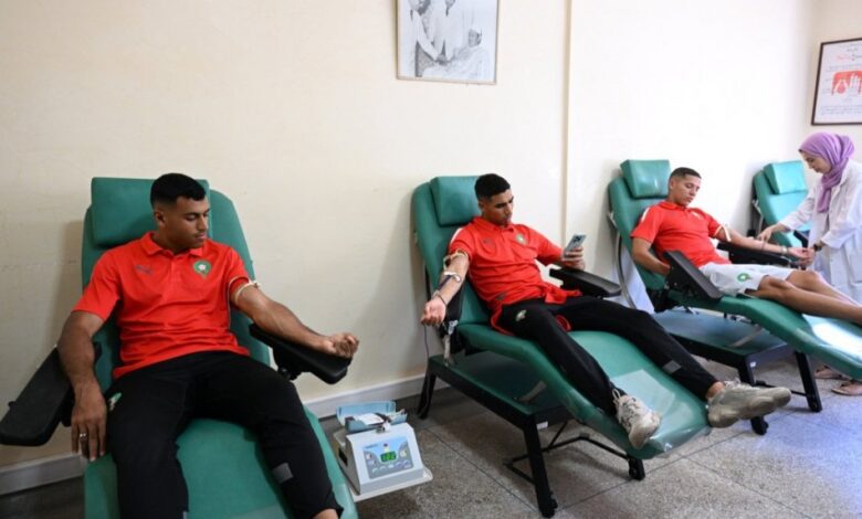 لاعبو منتخب المغرب يتبرعون بالدم لضحايا الزلزال