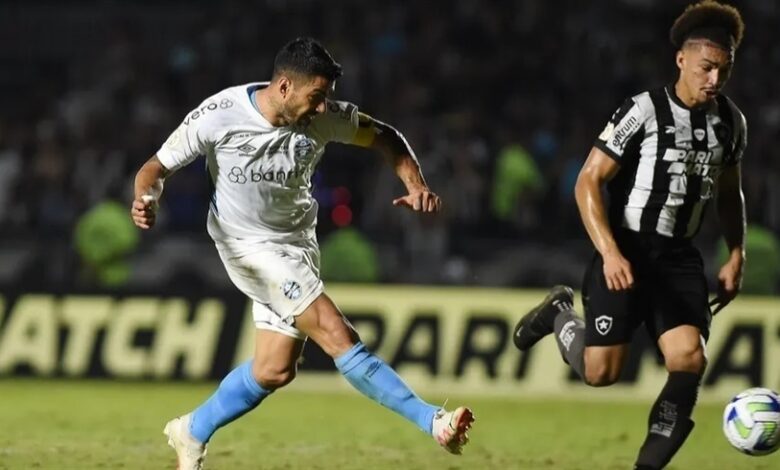 سواريز يقود جريميو لفوز مثير 4-3 على بوتافوجو في الدوري البرازيلي