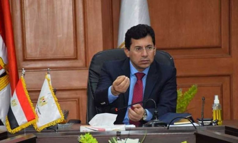 وزير الرياضة المصري يكشف تفاصيل أزمة حسام حسن ومحمد صلاح