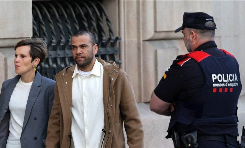 داني ألفيس يظهر في المحكمة للمرة الأولى بعد إطلاق سراحه