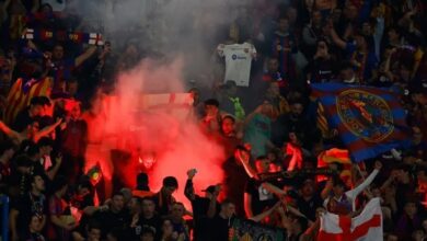 برشلونة يعاقب 3 من جماهيره بسبب سلوكهم العنصري